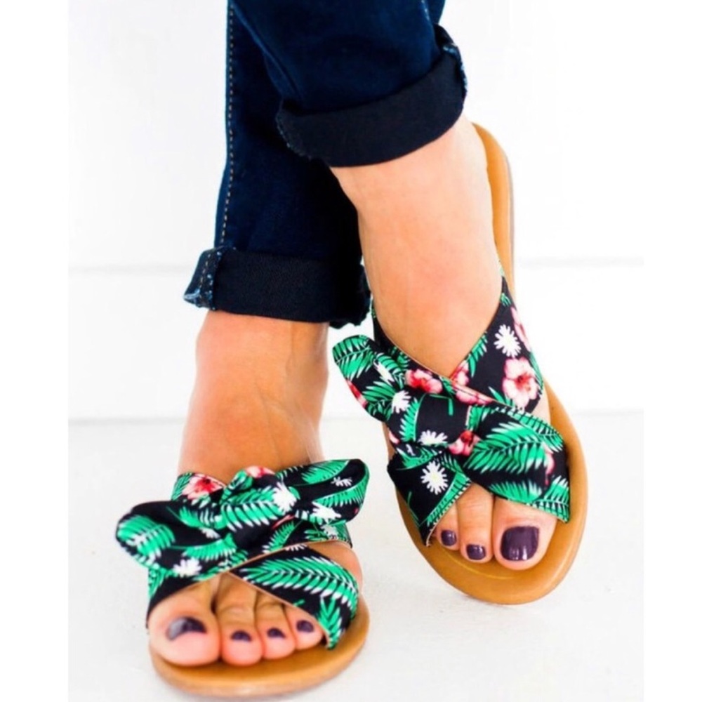Floral print sandals!! 💐🌷🌸🌺